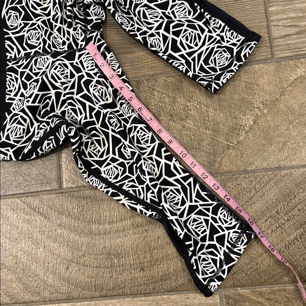 Lululemon Real Quick Crop Luxtreme Mesh Running Leggings Sz. 6 Posey Black White